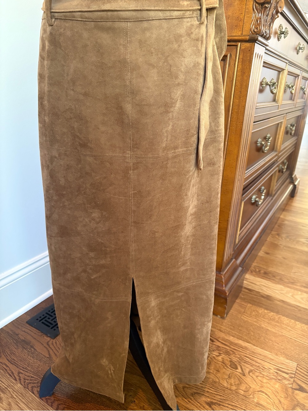 nwot evereve -Women’s Suede Midi Skirt in Camel Brown. Matching jacket in closet